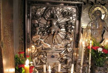 https://upload.wikimedia.org/wikipedia/commons/thumb/6/6e/Ikons_In_Tomb_Of_Jesus.jpg/1024px-Ikons_In_Tomb_Of_Jesus.jpg